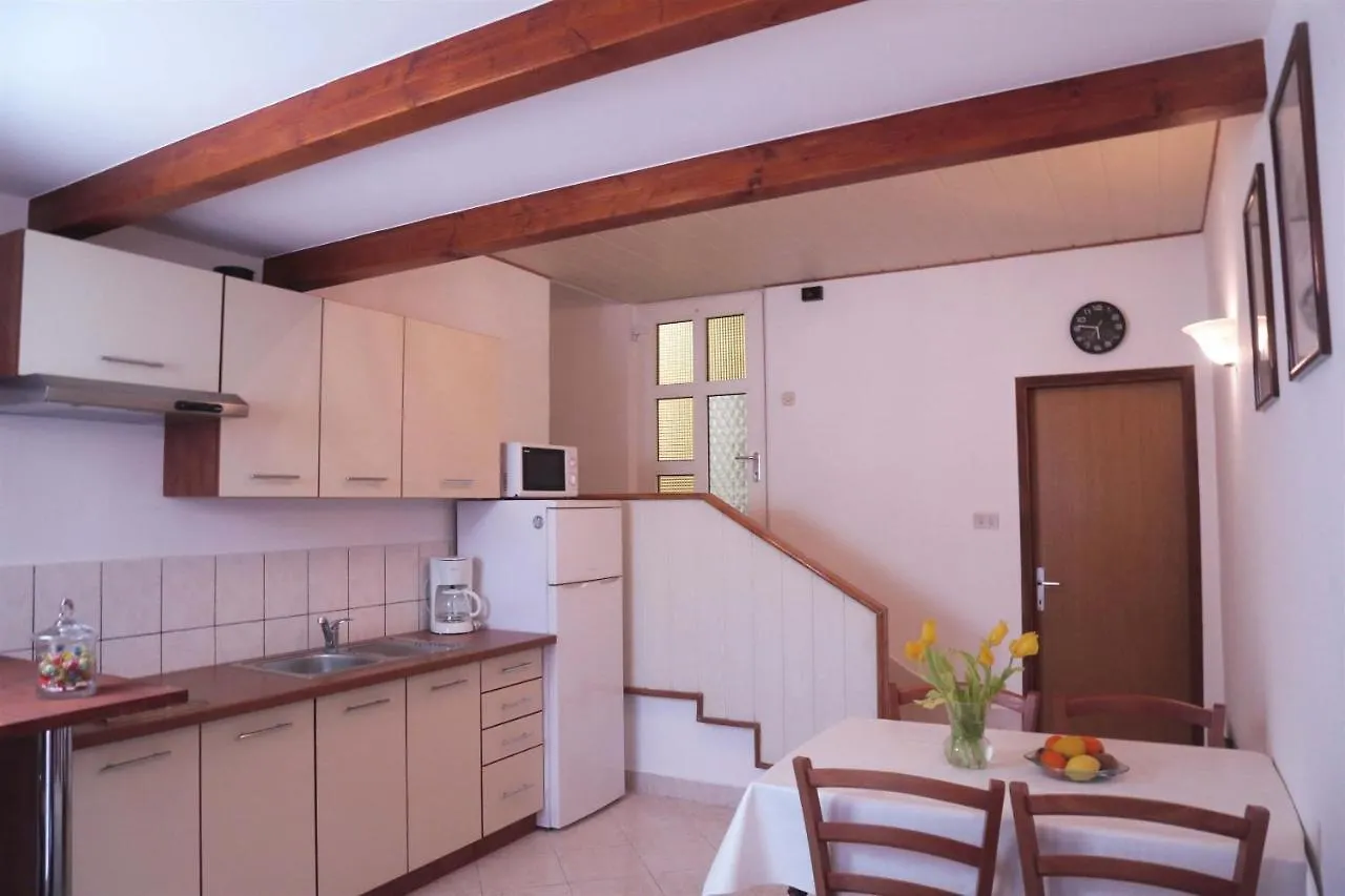 Apartment Doris Pula 0*,